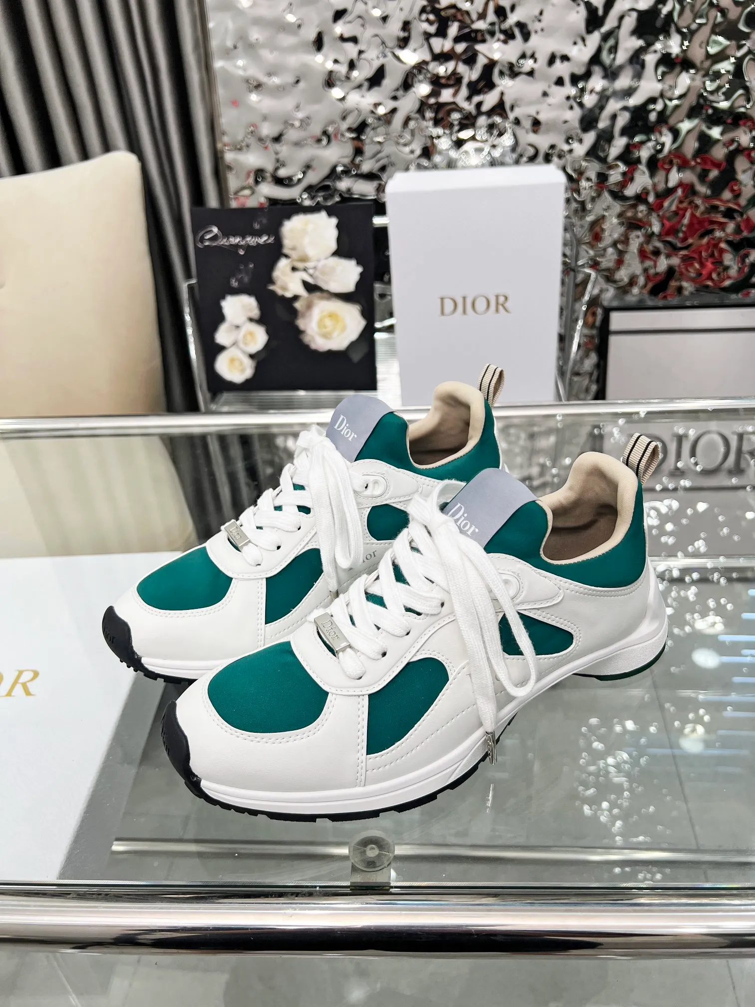 Men's shoes 💰540 Dior, the latest Star series on the show, this Dior Star dad sneaker is a new product for the fall of 2025, enriching the classic series with fashionable retro style. Carefully crafted, these Dad Shoes style shoes can be paired with casual looks all year round and follow the trend of the retro market. The Dior logo on the tongue also indicates that this pair of shoes is the B30 model! B30 uses fine-textured leather and mesh cloth materials to form a shoe body. There are conspicuous letters CD on both sides of the shoe body to indicate identity. The multiple lines on the shoe body outline the details, making the shoes look less monotonous and full of retro three-dimensionality! Code number: 40-46 Color: four colors